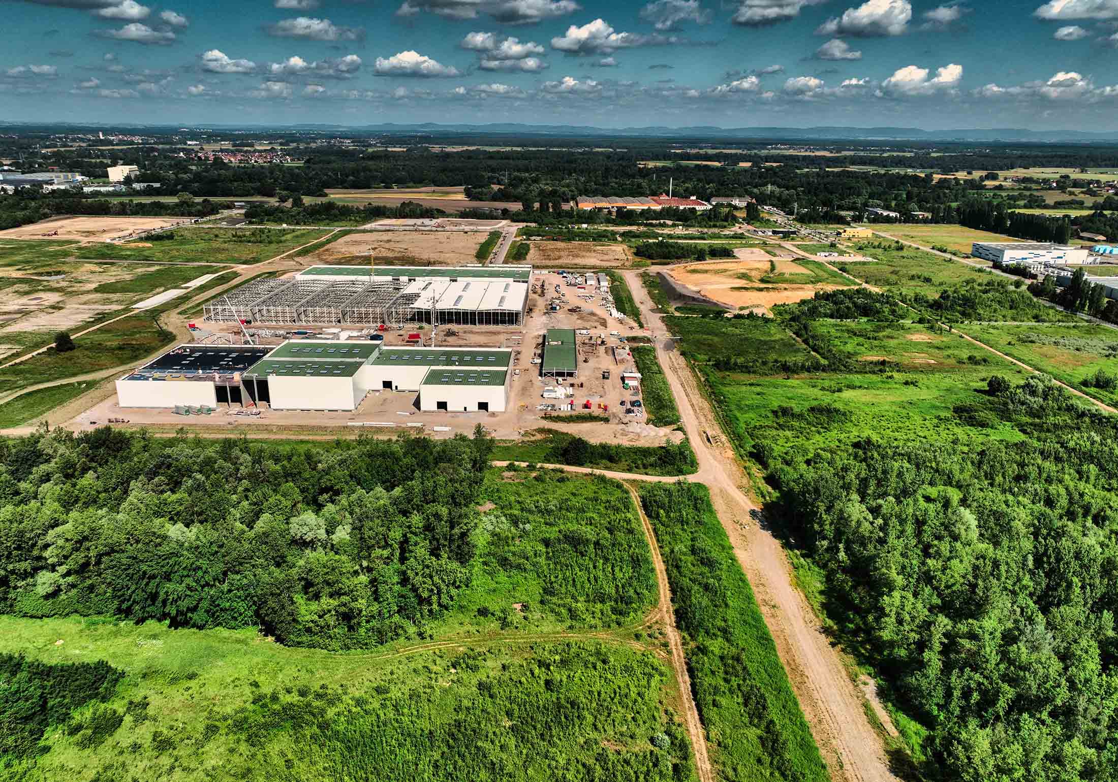 Les réseaux de la future usine Bauder prennent leur place dans le sol et les bâtiments en sortent